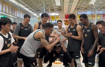 世界杯官网入口-广东为萨林杰庆生！崔永熙故意调侃，杜锋送上一脚，胡明轩缺席！